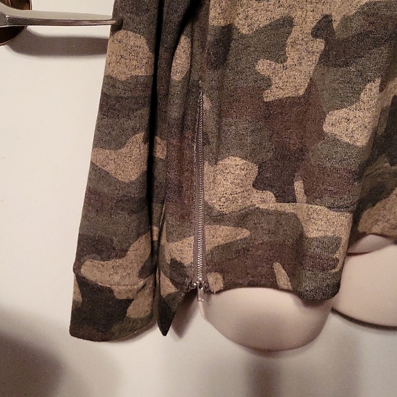 ARDENE Green Camouflage Women's Long Sleeve Top with Side Zippers Small NWOT - Picture 4 of 4